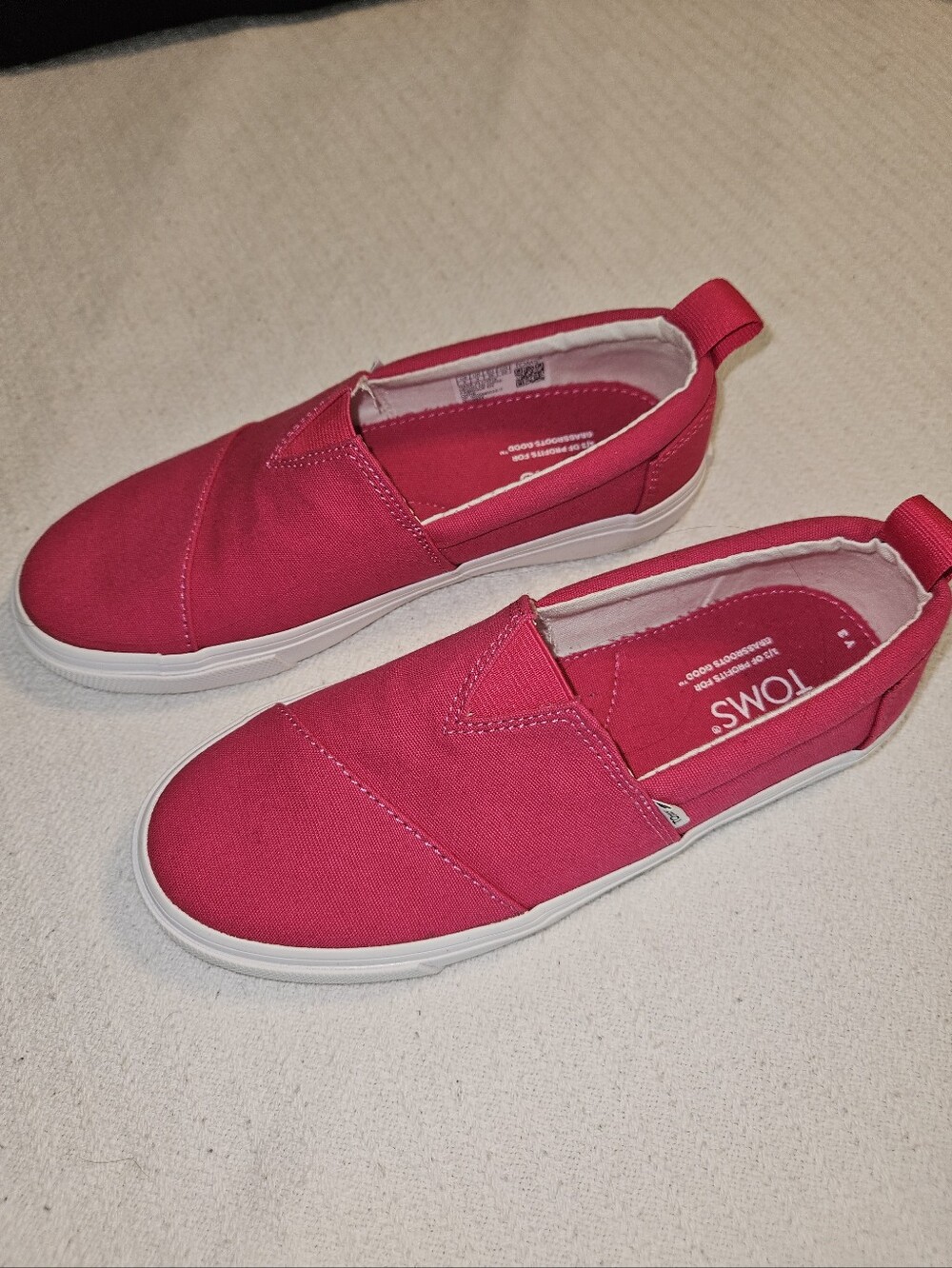 Toms Slip-On Canvas Sneakers in Bright Pink with White Sole.NWOT. Size 3.